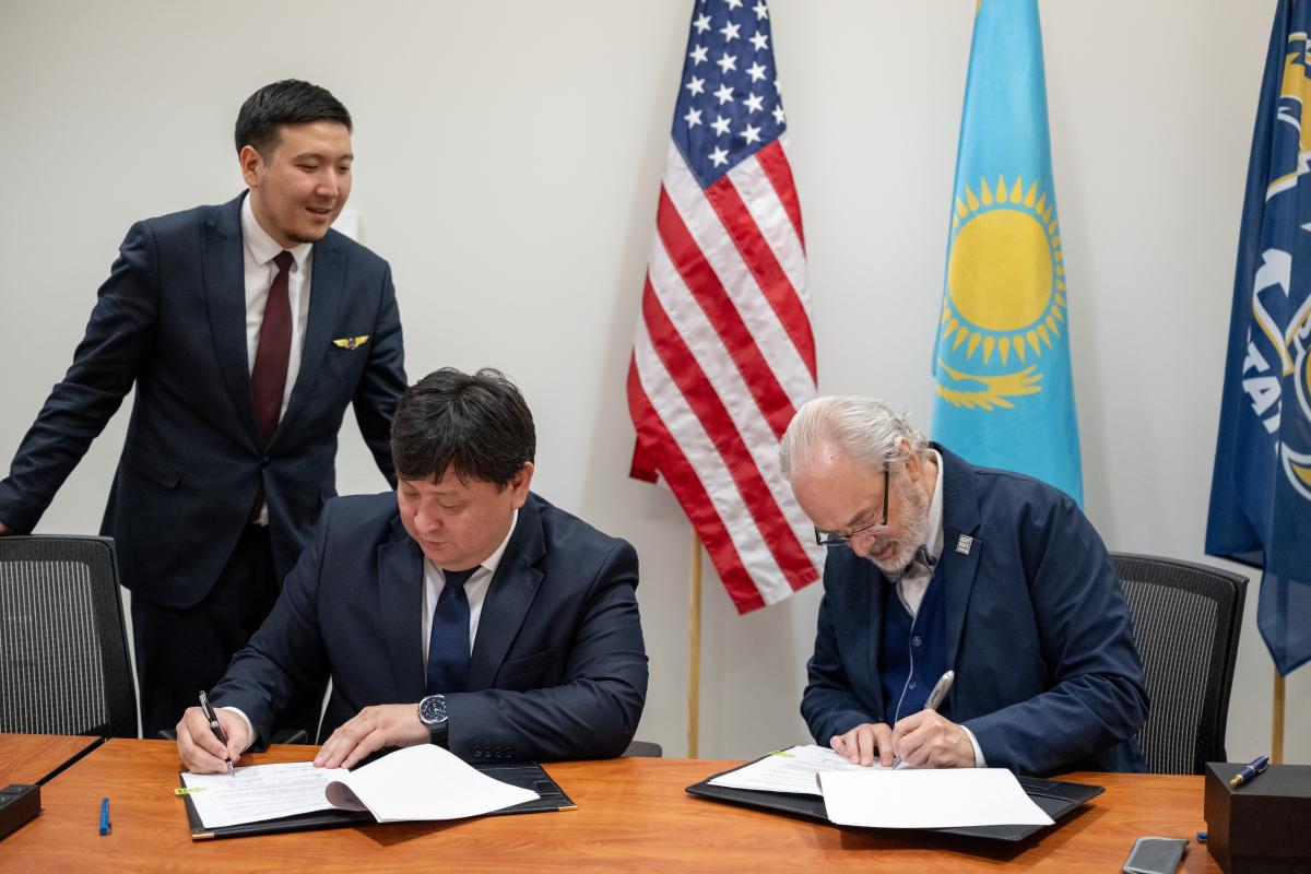 President Todd Diacon signs a collaboration agreement with Kairat Zhakupov, acting chairman of the board and president of the Civil Aviation Academy.