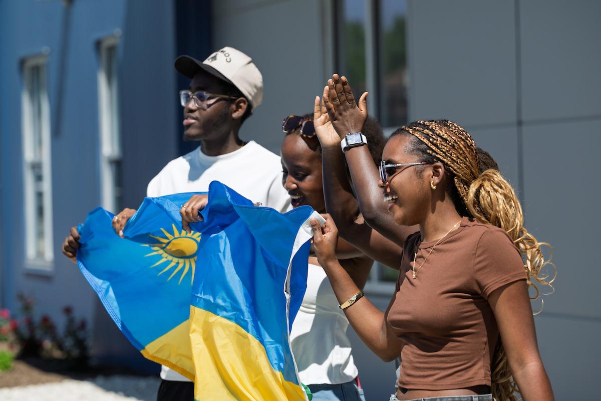 �Ը������� students from Rwanda cheer and wave the Rwandan flag after their fellow Rwandan students complete their first flights. (Photo credit: Bob Christy)