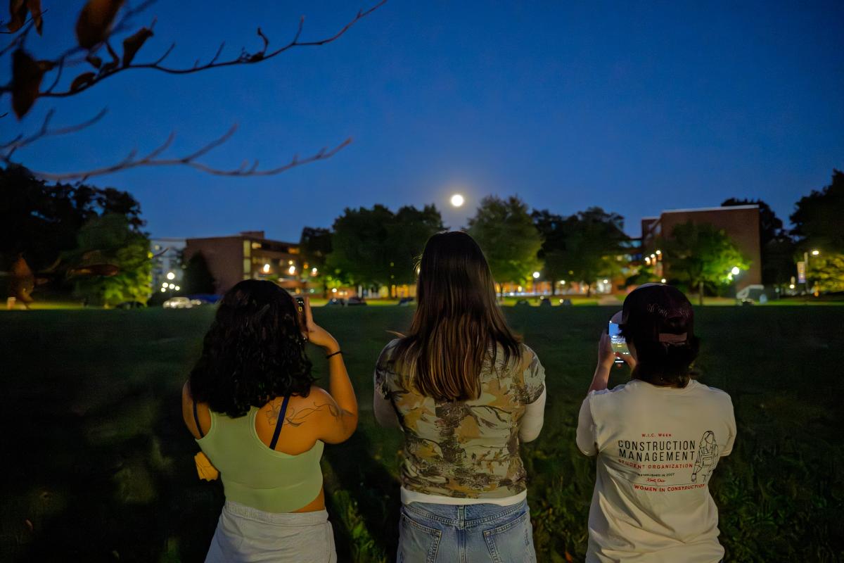 Supermoon over Flashbash 2025. Supermoon over Flashbash 2025.