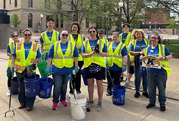 Volunteers during Flashes Give Back Week