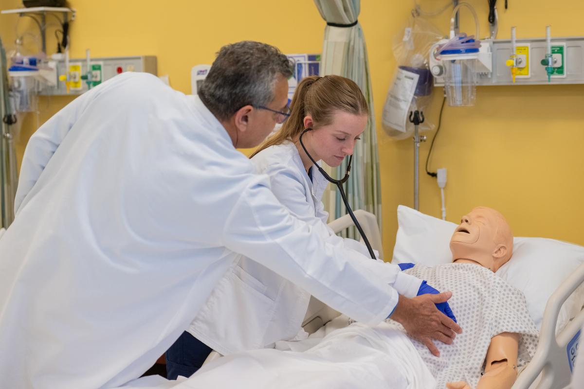 ��ñ��nursing students receiving instructions