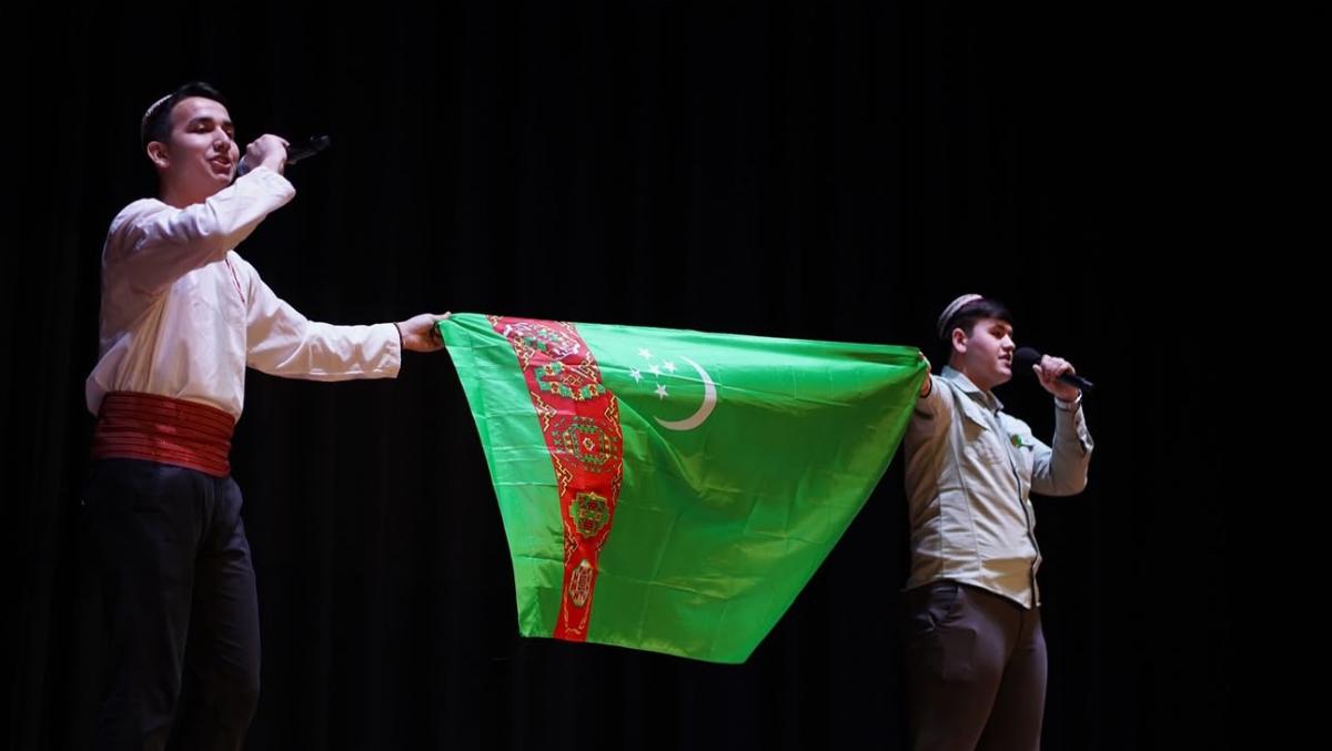 Arslan singing while holding Turkmenistan flag