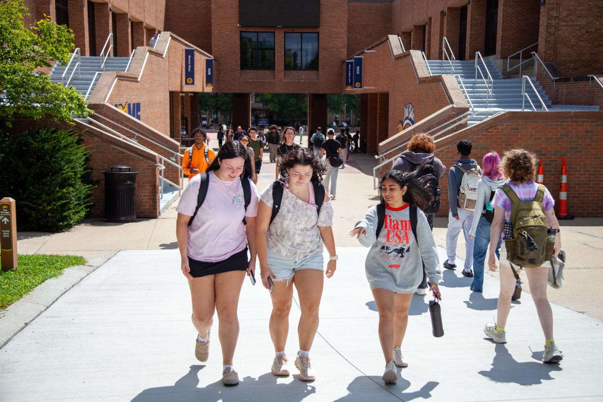 Students chat as they walk across campus on the first day of fall classes at �Ը������� University. 