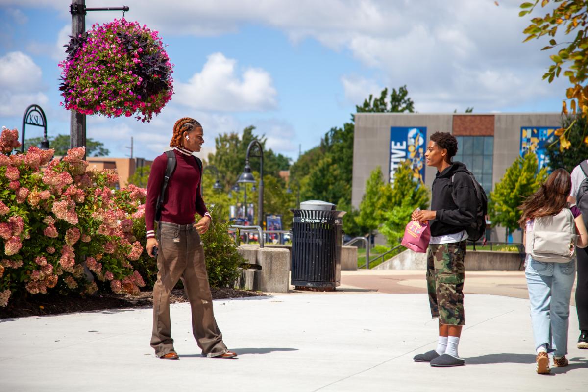 Students stop to chat during the first day of fall classes at �Ը������� University. 