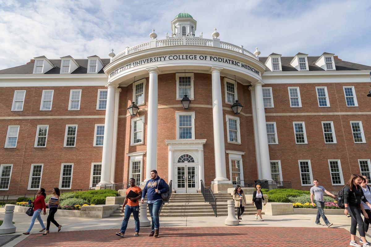 Students studying at ºÚÁÏÉç’s College of Podiatric Medicine in Independence, Ohio, walk from the building.