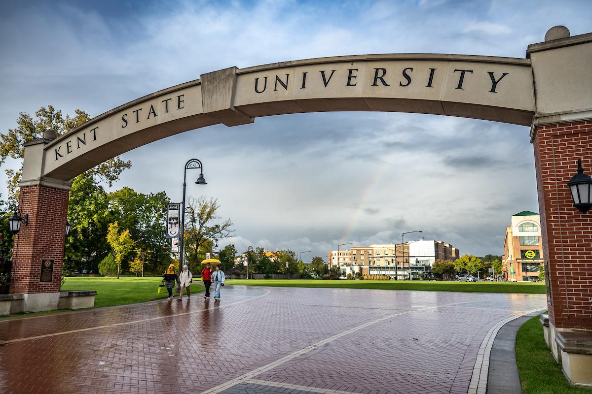 ����ԭ�� students walk on the Lefton Esplanade by the arch with a rainbow appearing behind them. (Photo credit: Rami Daud)