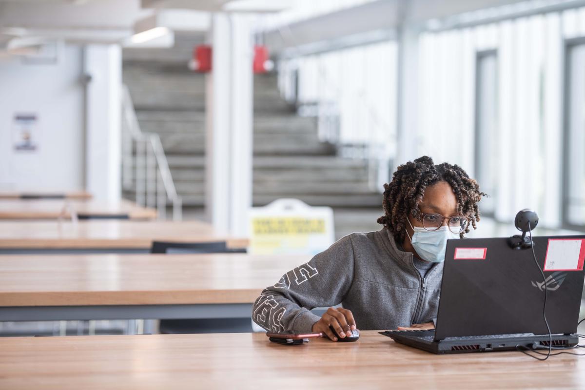 Kent State Student Studies During Fall 2020 Semester