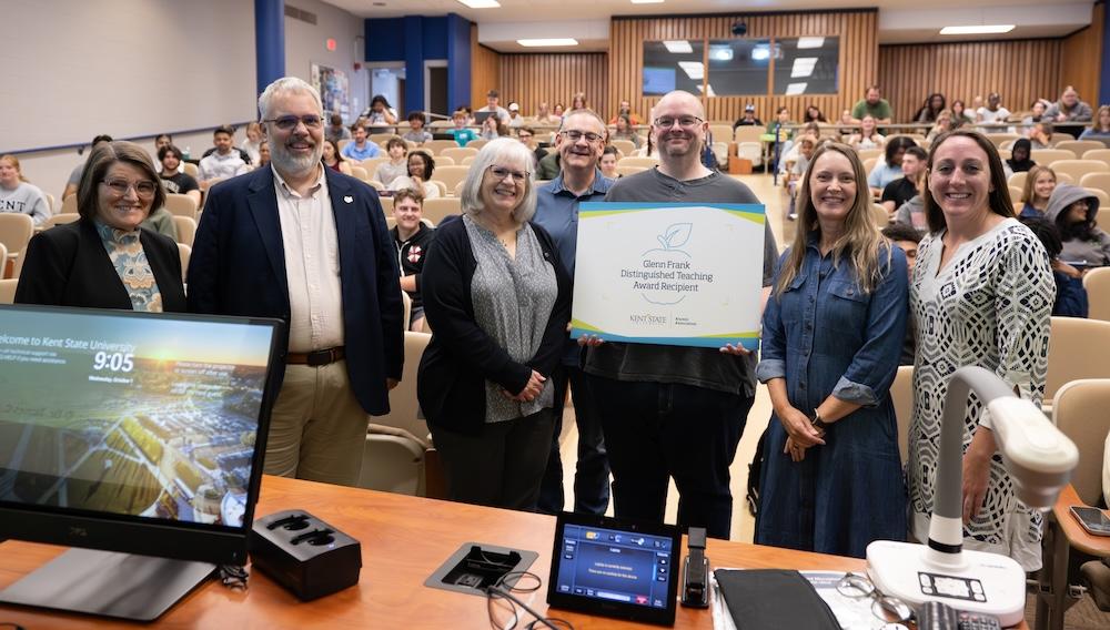 James Redfearn, Ph.D., posing with class after Glenn Frank Distinguished Teaching Award 
