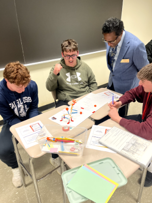 Bathi Kasturiarachi, Ph.D., a faculty member in �Ը������� Stark’s Department of Mathematical Sciences, instructs students