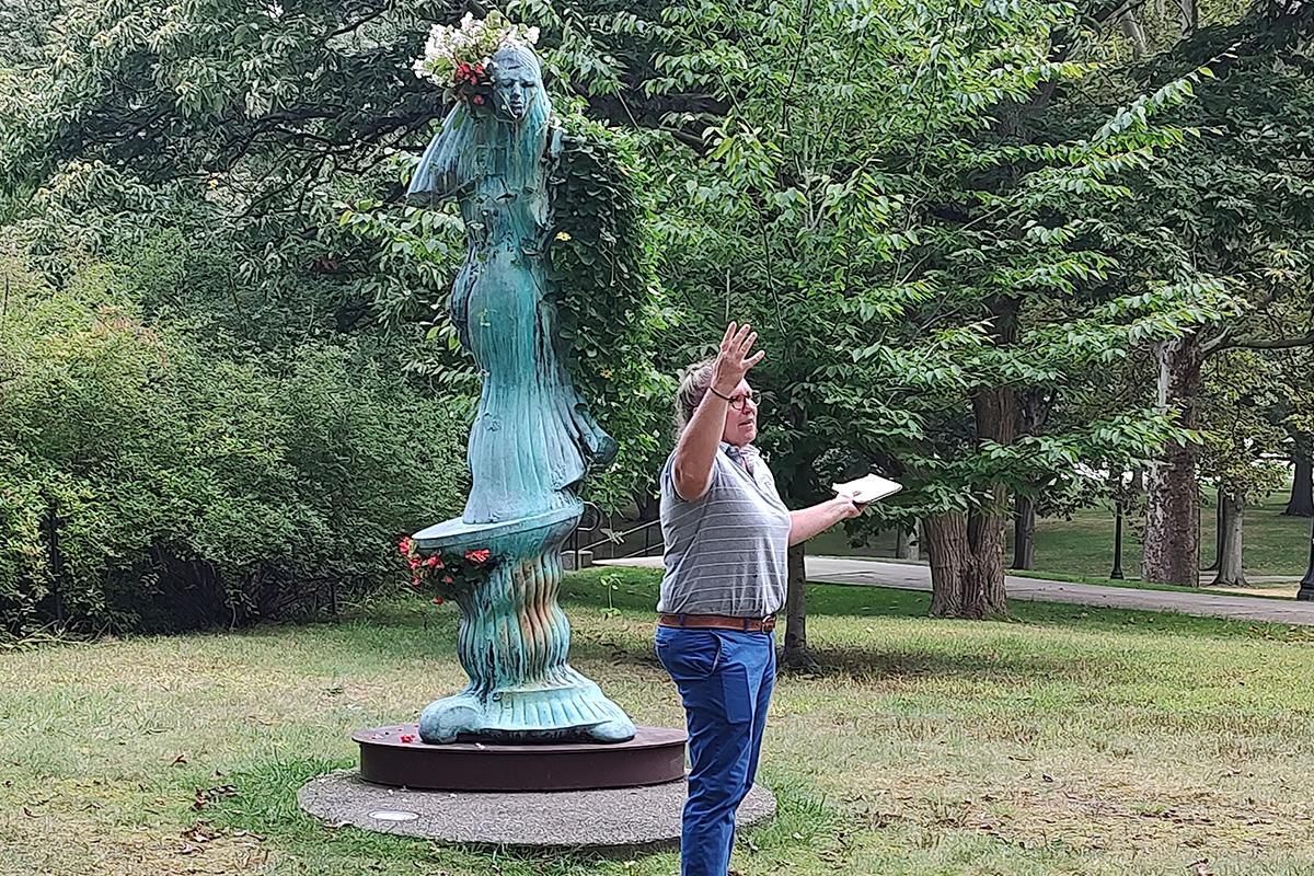 Rebekka Berryhill leading a tour group to the Sidney sculpture. 