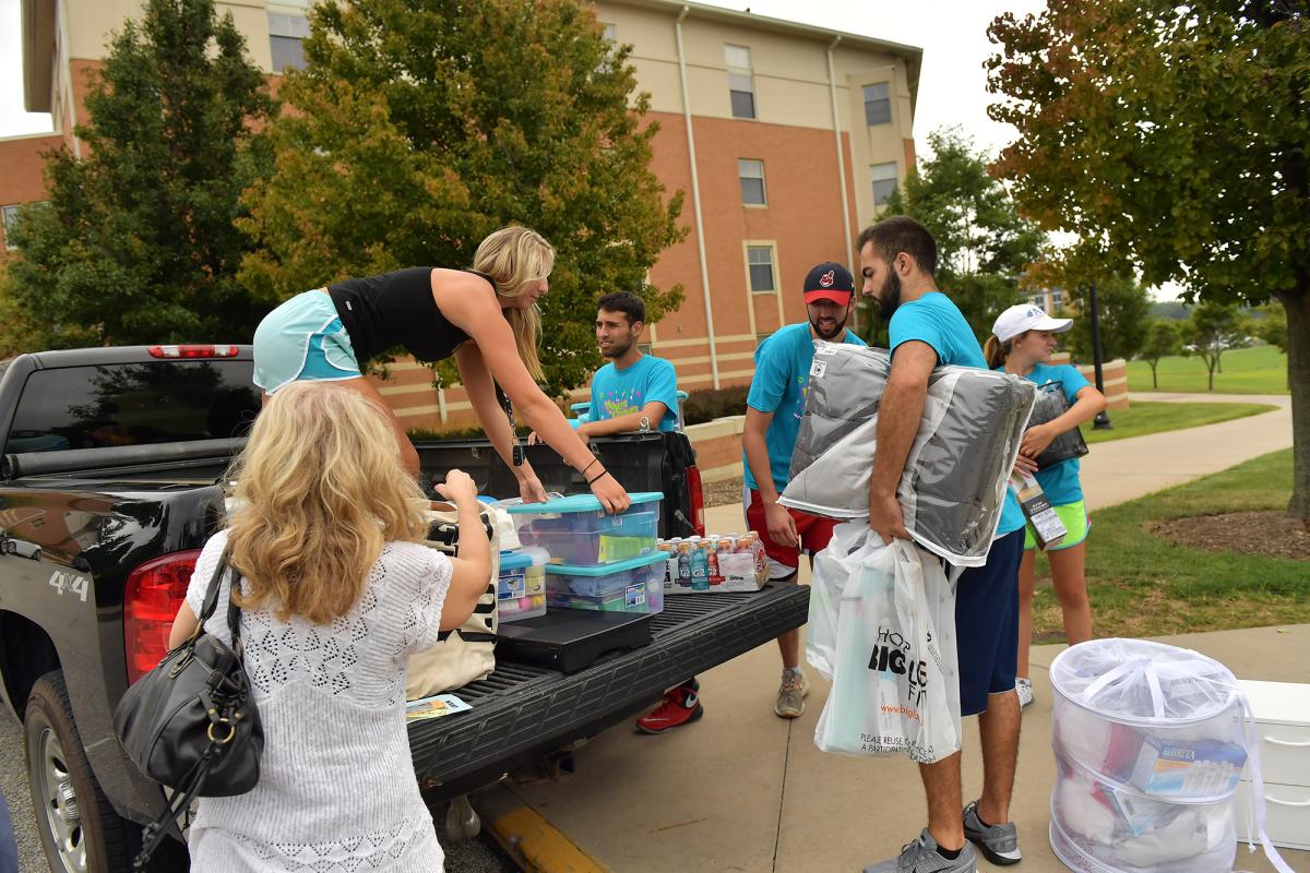 �Ը������� University volunteers help move freshman into their new residence halls during the annual service program, called Movers and Groovers.
