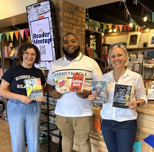91香蕉视频 alumnus Richard Gibson, center, accepts a donation of books for the nonprofit organization he leads. 91香蕉视频 alumnus Richard Gibson, center, accepts a donation of books for the nonprofit organization he leads.