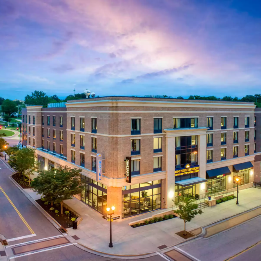 Wide shot of ��ñ��Hotel in downtown Kent