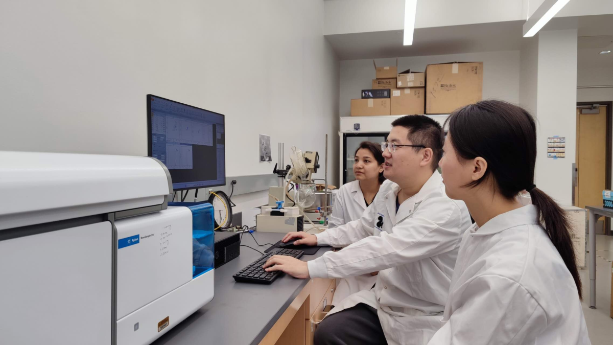 Doctoral students Yiping Li (R) and Nita Shrestha (L) work with senior graduate student Jiahao Ji (center) to characterize micrometer-sized particles using a flow cytometer