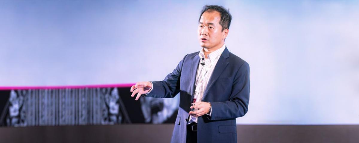 Yi Gao, Director of the School of Aeronautics at ����ֱ�� State, giving a presentation.