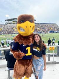 Vitoria posing with Flash at a football game