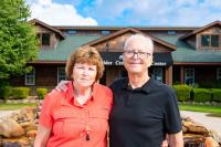 ����ԭ�� alumni Mary Rivett '72 and her husband Ronald Rivett '88