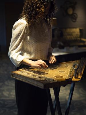 Mayara Krifa playing a Qanan.