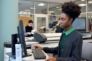 student using computer in techstylelab