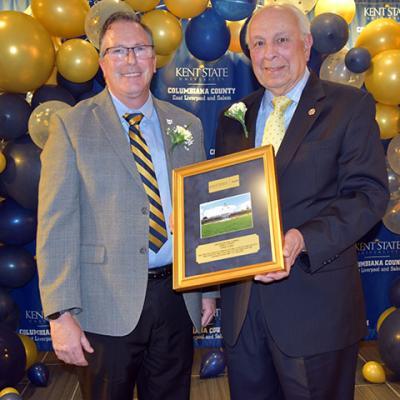 John Tonti (right) receives the 2026 �Ը������� University at Salem Friend of the Campus Award from James Hannon, Ph.D., interim dean and CAO of the Salem Campus.