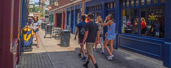 Students walking through Acorn Alley in downtown Kent.