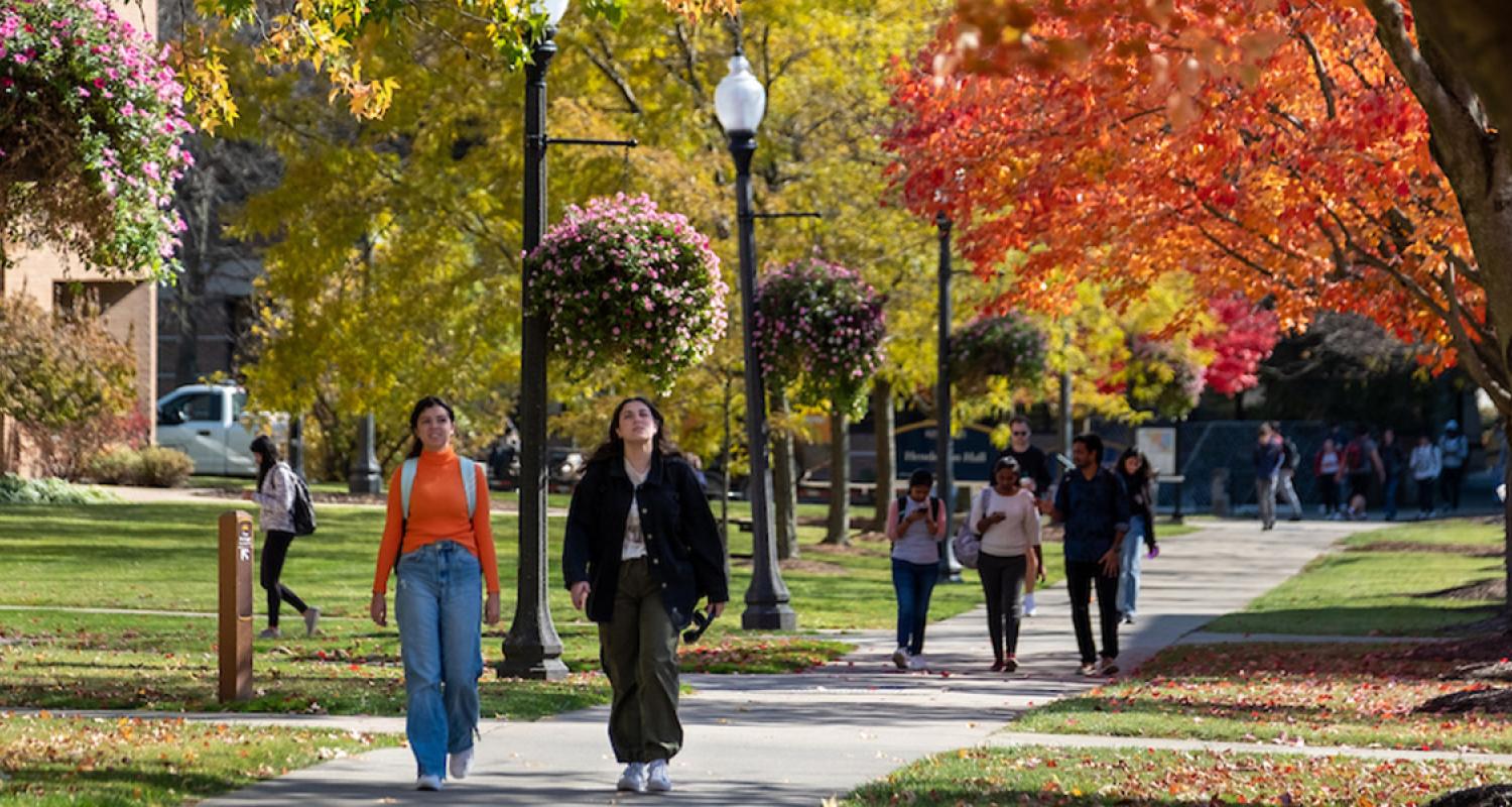 �������� students walk across campus on a fall day. (Photo credit: Bob Christy)