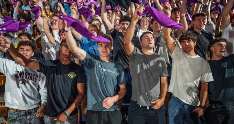 �Ը������� University first-year students wave their rally towels and cheer during 2026 Convocation. (Photo credit: Rami Daud, �Ը������� University)