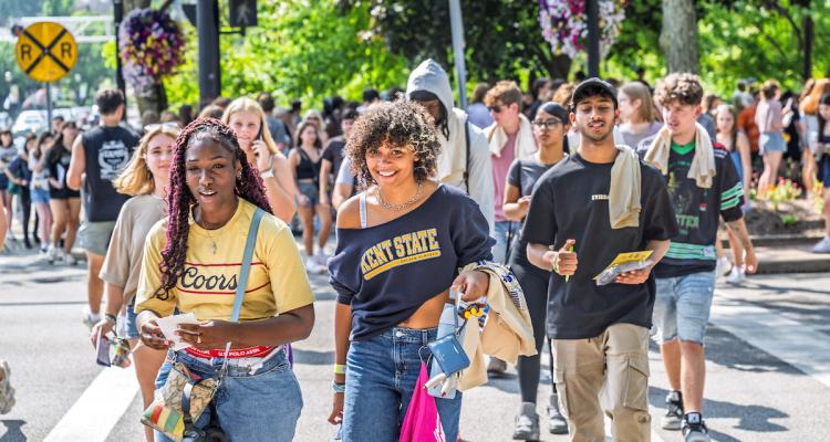 A large group of �Ը������� students explore downtown Kent, Ohio, during Flashes First Friday.