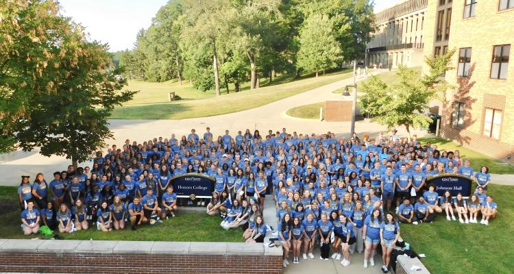 Freshman Honors students stand outside for class photo before fall 2025 semester.