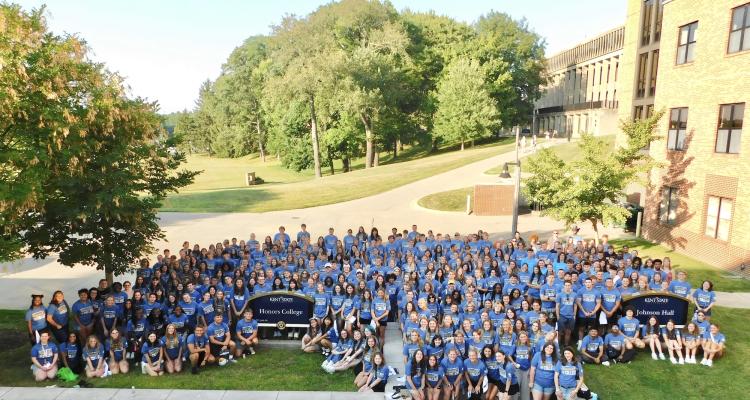 Honors College students from the Class of 2029 stand outside Stopher-Johnson Halls for a group photo at the ice cream social in fall 2025.