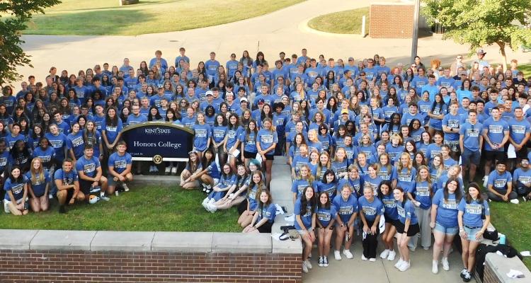 Honors College students from the Class of 2029 stand outside Stopher-Johnson Halls for a group photo at the ice cream social in fall 2025.