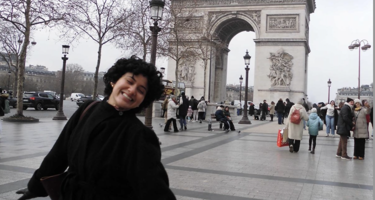 Tiffany in Paris in front of the Arc de triomphe.