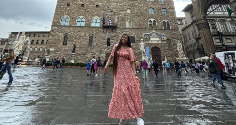 Jasmine in front of Palazzo Vecchio