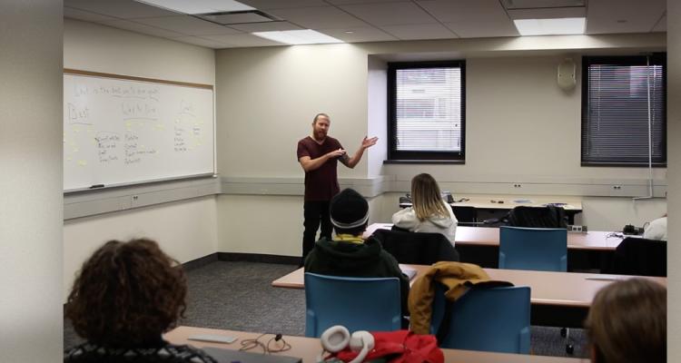Alumnus Mike Bowen talks with data class