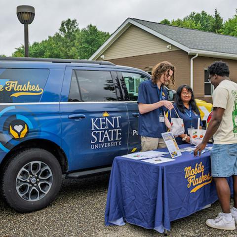 Mobile Flashes students provide fresh produce during a community event. (Photo credit: Rami Daud, �Ը������� University)