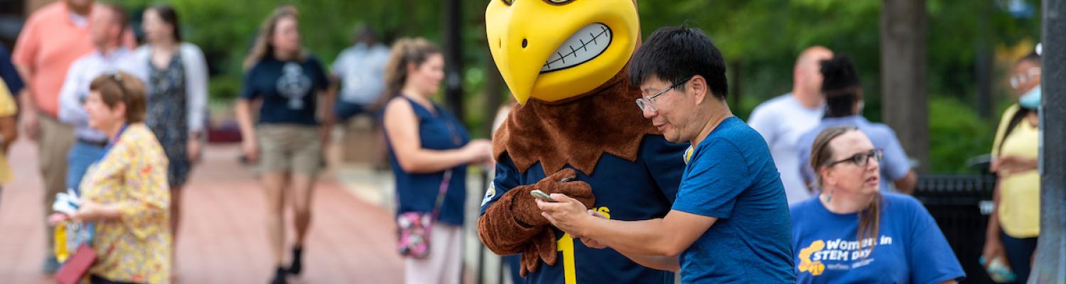 ������Ƶ State Mascot Flash talking to student at a ������Ƶ State event