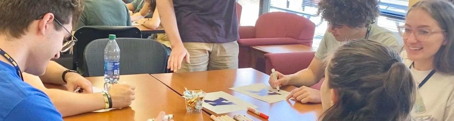 Honors College advisor Adam talks with students at Destination �Ը�������.