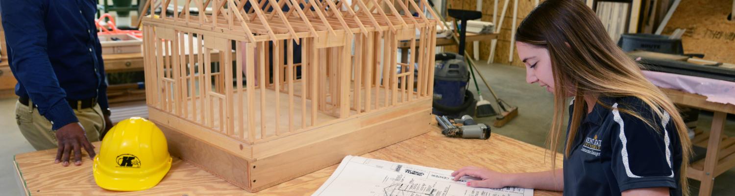 þҹӰԺѹۿ State students work in the construction management lab in the new Aeronautics and Technology Building.