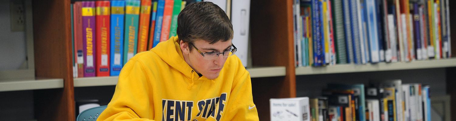 A Թ State student enjoys a peaceful space in the University Library to catch up on studying during finals week.