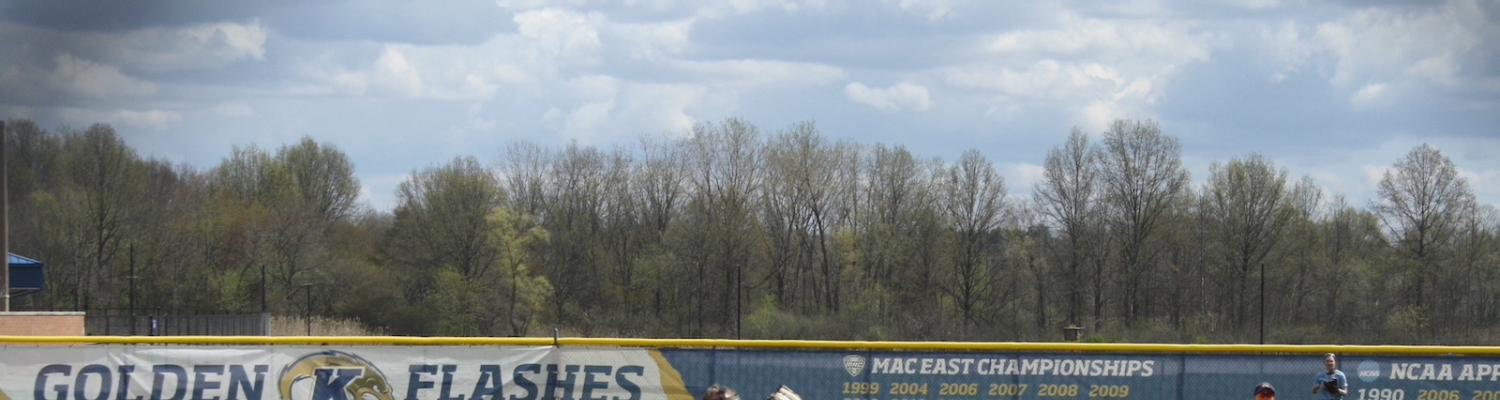 Honors College senior Morgan Bowers pitching during a ��ñ��women's softball game.