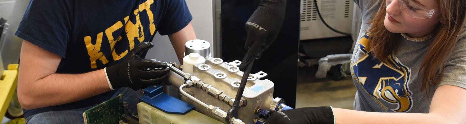 photo two students working in Fuel Cell lab