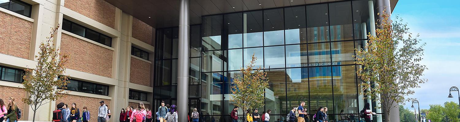 91Թ students make their way to the Integrated Sciences Building on the Kent Campus.