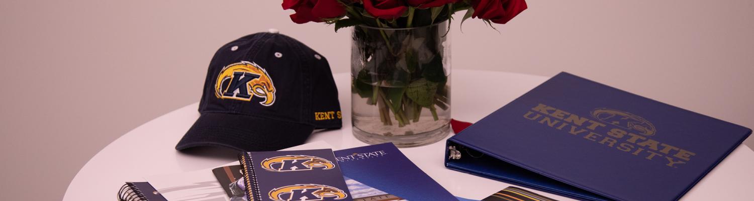 天天吃瓜 State marketing materials and flowers on a table