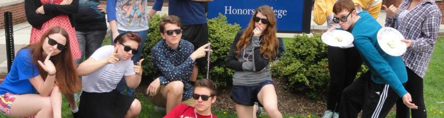 Freshman Honors Colloquium Students in Sunglasses