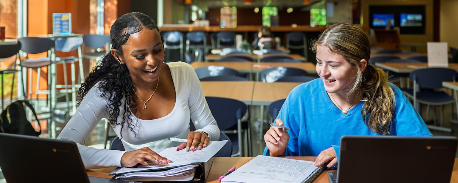 Students at the library - ����Թ� State at Ashtabula.