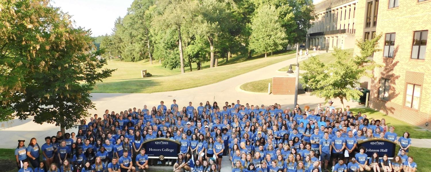 Honors College class of 2029 poses outside of Stopher-Johnson Hall for a class photo at the fall 2025 ice cream social.