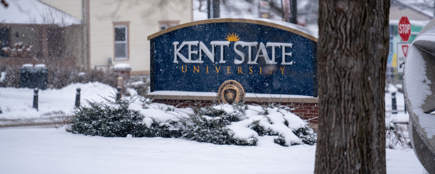 A ����Թ� sign covered in fresh snow.