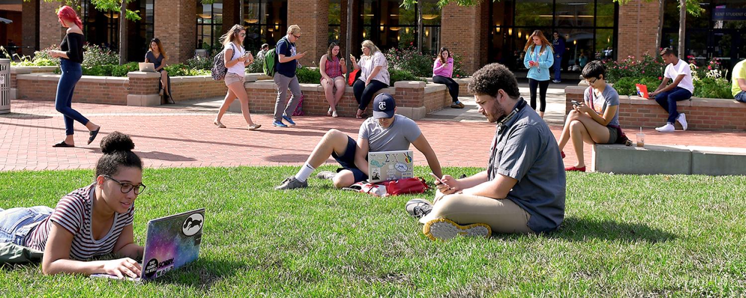Photo of �������� students on Risman Plaza.