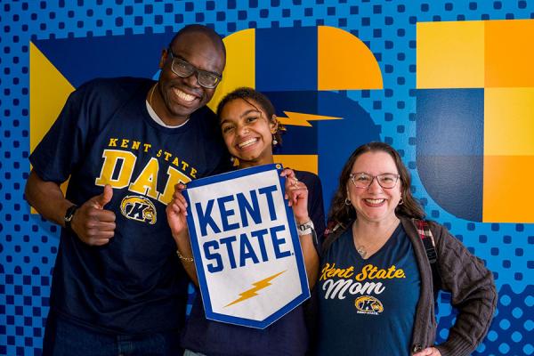 An incoming Kent State University student smiles with her parents during a visit to the Kent Campus. (Photo credit: TJ Laryea, Kent State University)