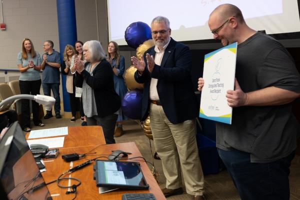James Redfearn, Ph.D., receiving the Glenn Frank Distinguished Teaching Award 